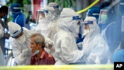 Seorang petugas kesehatan mengumpulkan sampel untuk pengujian virus corona di Kuala Lumpur, Malaysia, pada hari Jumat, 15 Mei 2020. (Foto: AP/Vincent Thian)