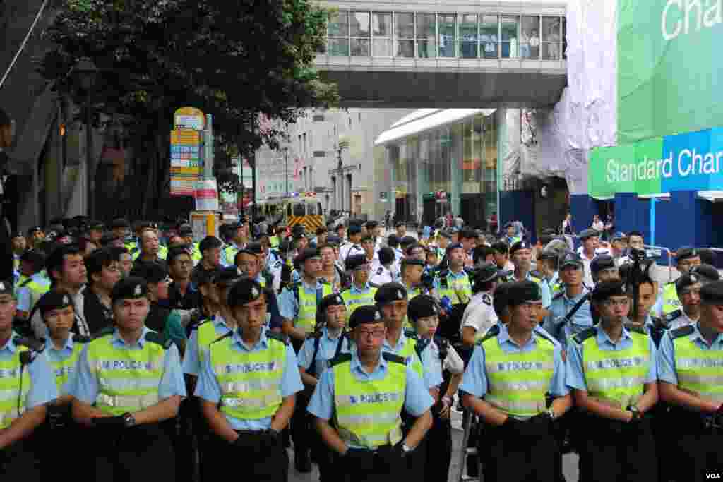 香港社会民主连线等团体抬棺游行遭警方阻止和强行清场(美国之音海彦拍摄) 