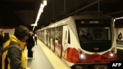 Pasajeros abordan trenes en del metro de Quito después de que reanudó su servicio luego de un apagón en Quito el 19 de junio de 2024. 