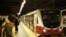 Pasajeros abordan trenes en del metro de Quito después de que reanudó su servicio luego de un apagón en Quito el 19 de junio de 2024. 