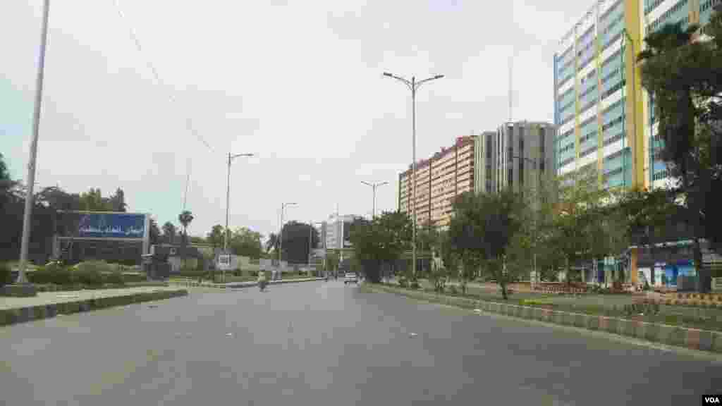 کاروباری مراکز کے ساتھ ساتھ لاک ڈاؤن کے باعث سندھ کے دو بڑے ہوائی اڈے کراچی کا جناح انٹرنیشنل ایئرپورٹ اور سکھر ایئر پورٹ بھی مقامی پروازوں کے لیے بند کر دیے گئے ہیں۔