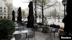 Restoran di Pennsylvania Avenue lengang di tengah pandemi virus corona, 31 Maret 2020. (Foto: Reuters)