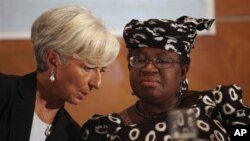 Christine Lagarde, directora-geral do FMI, com Ngozi Okonjo-Iweala, ministra das Finanças da Nigéria e candidata á presidência do Banco Mundial.