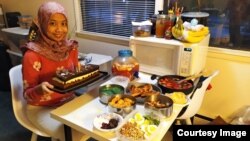 Cahya berbuka puasa Ramadan di rumahnya (foto: courtesy).