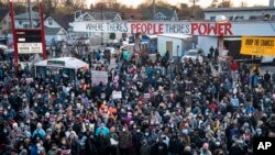 ARCHIVO: Manifestantes conmemoran la declaración de culpabilidad al policía Derek Chauvin por asesinar a George Floyd en Minneapolis el 20 de abril de 2021.