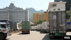 Xe tải chở hàng tại cửa khẩu Tân Thanh để vào Trung Quốc từ tỉnh Lạng Sơn, Việt Nam (D. Schearf / VOA)
