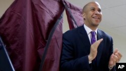 El alcalde de Newark y candidato favorito en la elección especial en Nueva Jersey, Cory Booker, tras emitir su sufragio.