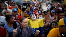 Entre banderas venezolanas y al ritmo de música tropical y canciones de protesta, cientos de opositores —en su mayoría jóvenes— se concentraron la noche del jueves en una avenida del este de la capital en el acto de cierre de campaña.