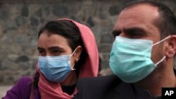 روزنامه نگاران افغان با ماسک بر صورت در یک کارزار برای افزایش آگاهی نسبت به شیوع ویروس کرونا در کابل شرکت کرده اند. ۱۶ مارس ۲۰۲۰