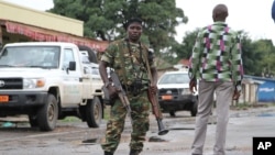 Tentara berjaga-jaga di ibukota Bujumbura, Burundi (8/11). 