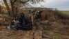 Украинский военнослужащий осматривает местность недалеко от Херсона, 2 ноября 2023 г.