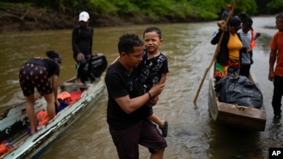 ARCHIVO - Los migrantes llegan a Lajas Blancas, Panamá, después de cruzar el Tapón del Darién desde Colombia con la esperanza de llegar a Estados Unidos, el jueves 26 de septiembre de 2024,