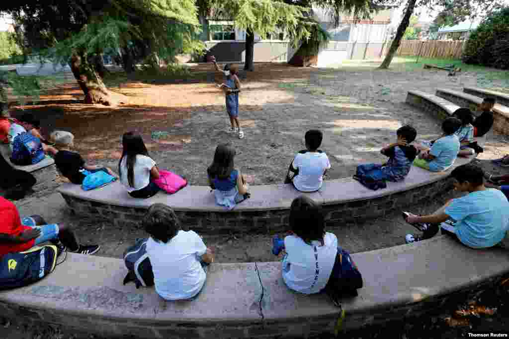 이탈리아 로마에서 3월 이후 처음으로 등교한 시몬에타살라코네 초등학교 학생들이 신종 코로나바이러스 감염 방지를 위해 야외 수업을 하고 있다.