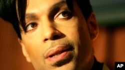 Biểu tượng nhạc Pop Prince phát biểu trong một buổi họp báo về thỏa thuận thu âm giữa anh và Universal Records và đĩa đơn mới "Te Amo Corazon", ở Beverly Hills, California, ngày 13 tháng 12 năm 2005.