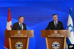 Menteri Luar Negeri Israel Gideon Saar (kanan), dan Menteri Luar Negeri Denmark, Lars Lokke Rasmussen, dalam konferensi pers di Yerusalem, Senin, 13 Januari 2025. (Ohad Zwigenberg/AP)