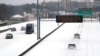 Una pizarra electrónica advierte a los conductores sobre problemas de tránsito por causas de la nieve en una autopista de Mississippi el 15 de febrero de 2021.