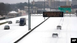 Una pizarra electrónica advierte a los conductores sobre problemas de tránsito por causas de la nieve en una autopista de Mississippi el 15 de febrero de 2021.