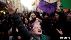 Anti-government demonstrators march during a protest in the Kadikoy district of Istanbul, Turkey, April 18, 2017. 