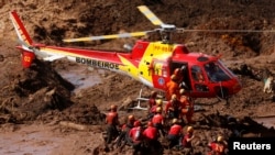 Equipas de resgate fazem o seu trabalho depois da ruptura da barragem da mineradora Vale SA em Brumadinho, Brasil, 28 Jan., 2019. 