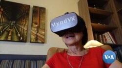 캘리포니아주 로스앤젤레스의 치매 노인요양시설에 거주하고 있는 아일린 히가 씨가 VR을 체험하고 있다.