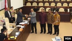 Wakil Ketua DPR RI Fadli Zon menyerahkan palu kepada pimpinan Komisi II DPR yang diketua oleh Rambe Kamaruzaman dari Fraksi Golkar, Rabu 29/10 (foto: VOA/Fathiyah).