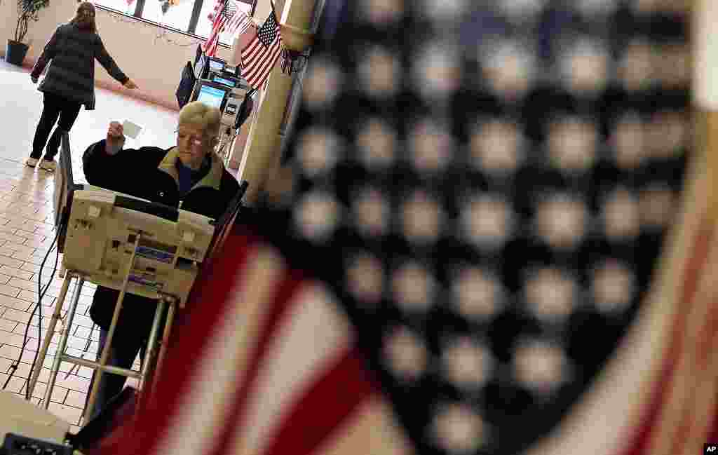 A voter looks over her ballot at a polling station in Steubenville, Ohio, March 6, 2012. (Reuters)