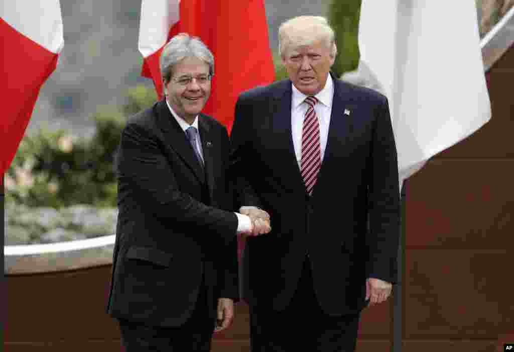 Le Premier ministre italien, Paolo Gentiloni, salue le président américain Donald J. Trump avant une prise de photo &nbsp;lors d&#39;un sommet du G7 en Italie, le 26 mai 2017 .