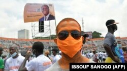 Un supporter de "ADO" ("Alassane Dramane Ouattara") au stade Félix Houphouet-Boigny le 22 août 2020 à Abidjan. (AFP)