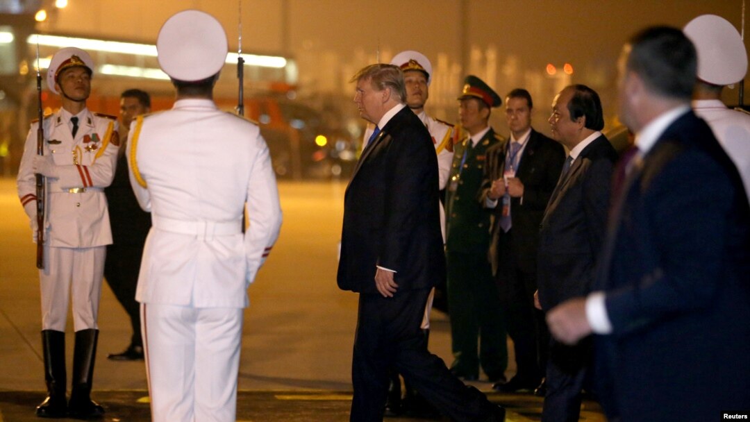 Donald Trump stiže na aerodrom u Hanoj, 26. februar 2019.