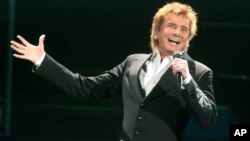 Barry Manilow canta durante su gira "One Last Time Tour 2016" en el Giant Center en Hershey, Pennsylvania.