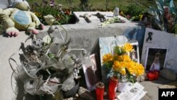 Flores y velas en la estación de trenes de Santa Eugenia, cerca de Madrid, el 10 de marzo de 2006, en homenaje de las víctimas que murieron en los atentados del 11 de marzo de 2004 en la capital española, cuando diez bombas estallaron en cuatro trenes el 11 de marzo de 2004.