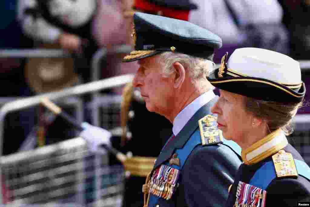 El rey Carlos III y la princesa Ana de Gran Bretaña marchan durante la procesión del ataúd de la reina Isabel II de Gran Bretaña desde el Palacio de Buckingham hasta las Casas del Parlamento, en Londres, Gran Bretaña, el 14 de septiembre de 2022. REUTERS/Henry Nicholls