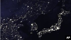 미 항공우주국 나사가 지난 2005년 위성으로 촬영한 한반도 주변의 밤 사진. 북한의 열악한 전력 사정을 보여준다.