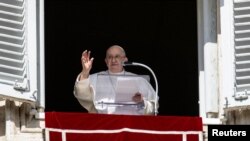 El papa Francisco durante el rezo dominical del Ángelus desde un balcón del Vaticano el 22 de octubre de 2023.