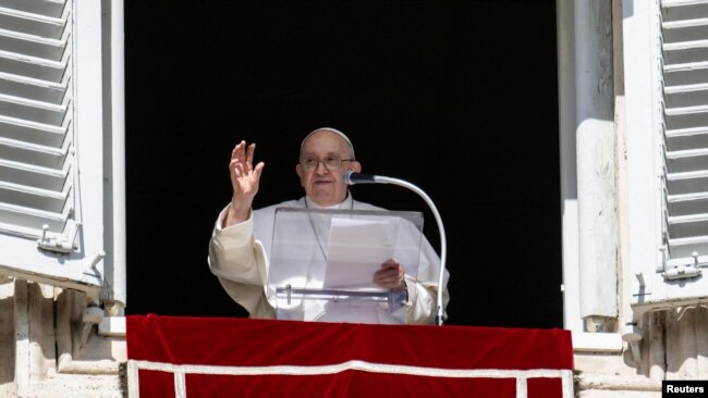 El papa Francisco durante el rezo dominical del Ángelus desde un balcón del Vaticano el 22 de octubre de 2023.