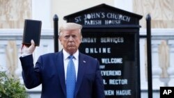 Tổng thống Donald Trump cầm một cuốn Kinh Thánh khi ông đi bộ đến thăm bên ngoài Nhà thờ St. John bị thiệt hại nhẹ vì biểu tình gần Tòa Bạch Ốc ngày 1/6/2020.