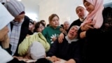واکنش عزاداران در مراسم تشییع جنازه یازان اشتیه، فلسطینی که در حمله اسرائیل در سلیم، نزدیک نابلس، در کرانه باختری کشته شد