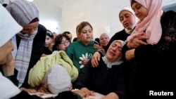 واکنش عزاداران در مراسم تشییع جنازه یازان اشتیه، فلسطینی که در حمله اسرائیل در سلیم، نزدیک نابلس، در کرانه باختری کشته شد