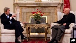 John Kerry û Hamid Karzai li Kabulê, Duşem, 25'ê Adarê, 2013. 
