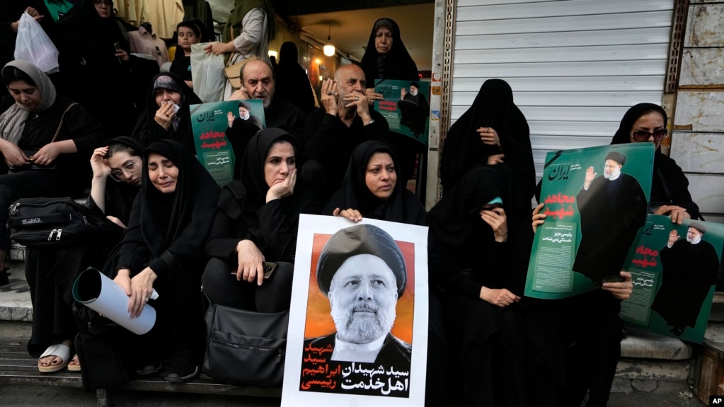 Người dân để tang Tổng thống Ebrahim Raisi tại quảng trường Vali-e-Asr ở Tehran, Iran, ngày 20/5/2024.