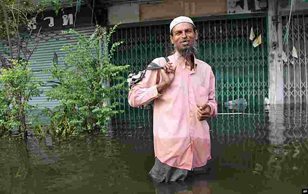 一名巴基斯坦移民涉水探问清真寺是否开门