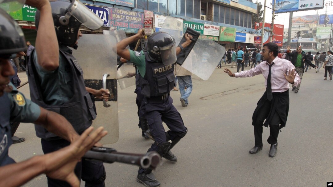 Polisi di Bangladesh menggunakan pentungan listrik dalam demonstrasi di Dhaka. (Foto: Ilustrasi)