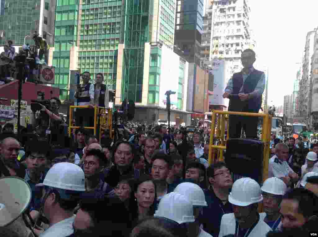 香港警方协助高等法院执达主任 清场旺角占领区亚皆老街 (美国之音海彦拍摄)