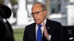 El principal asesor económico de la Casa Blanca Larry Kudlow dice que la administración Trump tataría de distribuir equitativamente próxima ayuda económica.