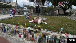 Velas y ofrendas religiosas por la recuperación del regotonero cubano conocido como "El Taiger", quien falleció después de varios días internado en el Jackson Memorial Hospital, de Miami, a consecuencia de un balazo que recibió en la cabeza. [Foto: Martí Noticias]