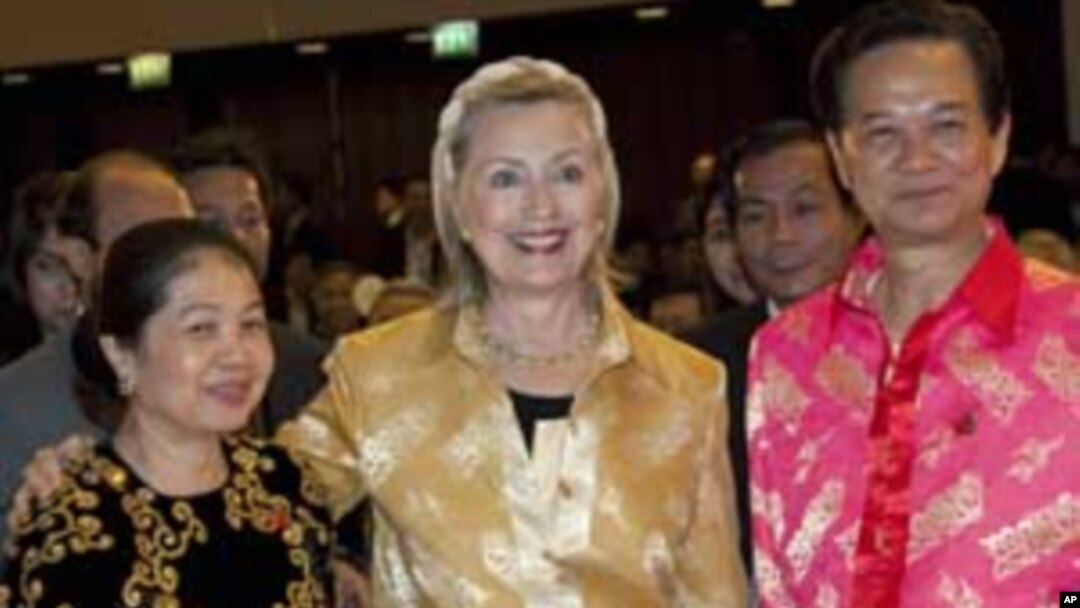 U.S. Secretary of State Hillary Rodham Clinton, center, poses with Vietnam Prime Minister Nguyen Tan Dung, right, and his wife Tran Thanh Kiem in Hanoi, Vietnam, Oct. 29, 2010