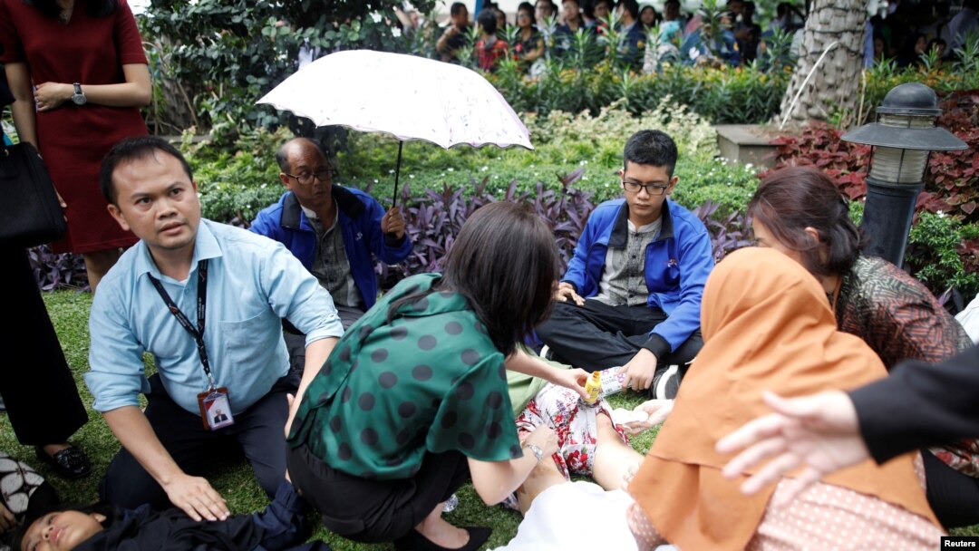 Korban luka dirawat di luar gedung Bursa Efek Indonesia setelah lantai di gedung itu ambruk, 15 Januari 2018. (REUTERS/Darren Whiteside)
