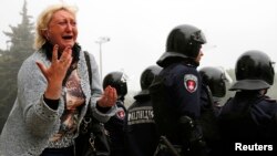 Seorang perempua berduka di depan gedung serikat dagang tempat kebakaran maut terjadi di Odessa, Ukraina (3/5). (Reuters/Yevgeny Volokin)