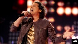 Carlos Vives canta durante los Grammy Latinos en el hotel Mandalay Bay de Las Vegas.