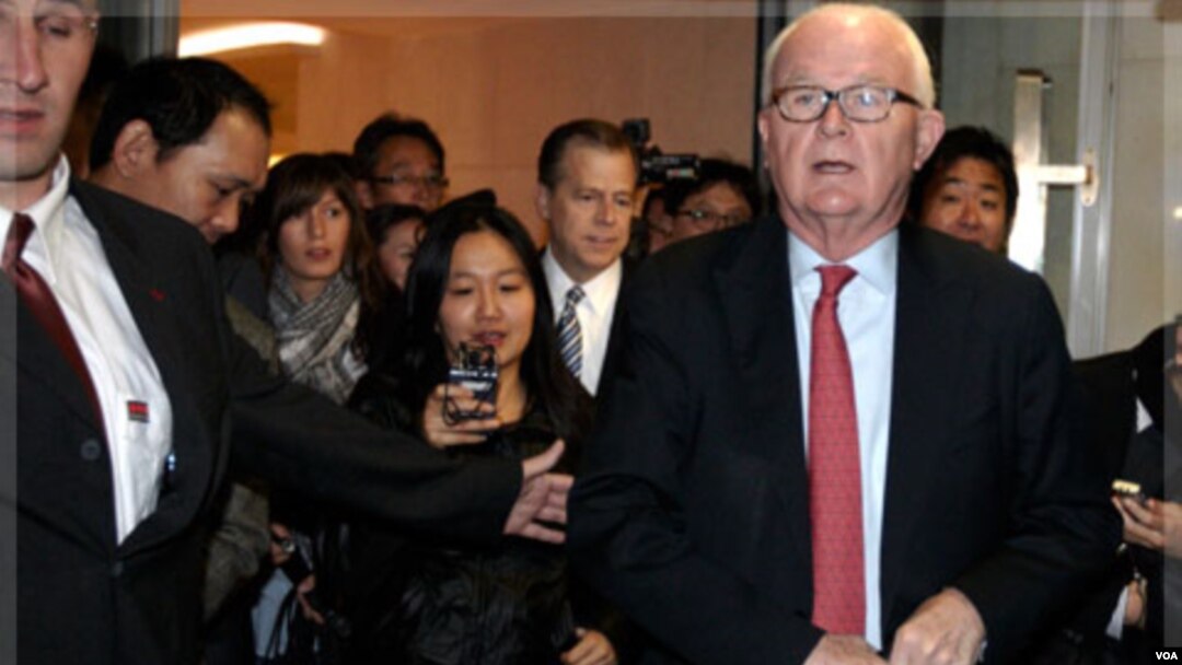 Utusan Khusus AS, Stephen Bosworth (kanan) berada di Jenewa untuk perundingan nuklir dengan Korea Utara (24/10).